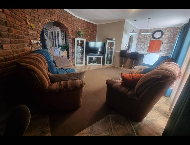 6 BEDROOM FREESTANDING FOR SALE IN HEIDERAND